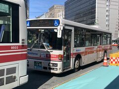 博多駅前のバス停で、まずはこのバスに乗ります。
といっても、個人で路線バスに乗るのは人生初です。
整理券は取るようです。
24時間乗車券はアプリで買うと100円お得です。