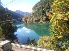 車窓がとても素晴らしいです。
最初は右手に木曽川や犬山城なども見えその後飛水峡の風景。
指定変更する際に左側しか指定出来なかったので残念だったね・・と
話していましたが・・
飛騨金山駅を過ぎたあたりからの渓谷「中山七里」は左側の車窓も素晴らしい。