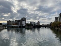 ホテルに荷物を預けに行きましょう