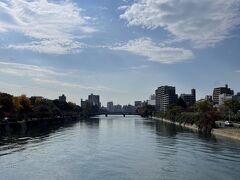 食後の運動で平和記念公園まで歩く