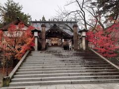美味しそうなお店をウロチョロしながら、
宇多須神社に。
こちらも紅葉残ってて良かった！

御朱印をもらいます。