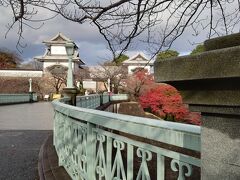 バス停から横断歩道をわたり、
坂道を登ると、
右手に金沢城の石川門が見えてきます。