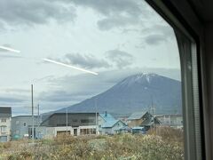 羊蹄山が見えてきました。間も無く倶知安。