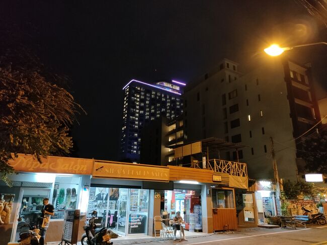 って、ホテルの正面なので既に存在確認済みですが、彼が取り付けた看板が無くなってる～(涙)