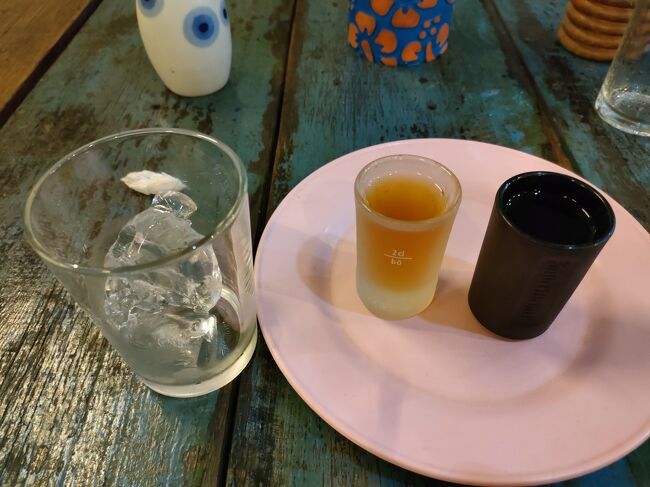 あ、そーゆーことー！<br />2ショットはショットグラスが二つ出てくるのね～<br />次回は2フィンガーで試しますが、ダブルで頼むより、薄まらなくて2回飲めるのでこれはありだな～<br /><br />だけど氷少なっ！！