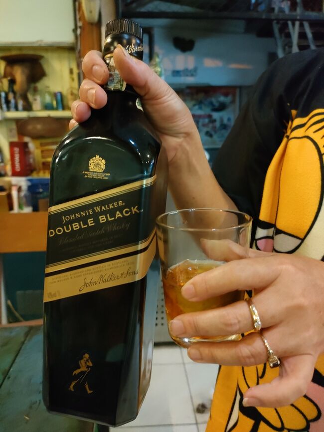 さらにお代わりくださいなー<br /><br />ちょっと待って－！<br />そのボトルと晴れ男が飲んでるものと関係ないよねー(笑)<br /><br />だって50バーツ、円安4円換算でも200円で飲めるありがたさ。<br />最安の頃で120円、いずれにしてもソフトドリンク価格です。