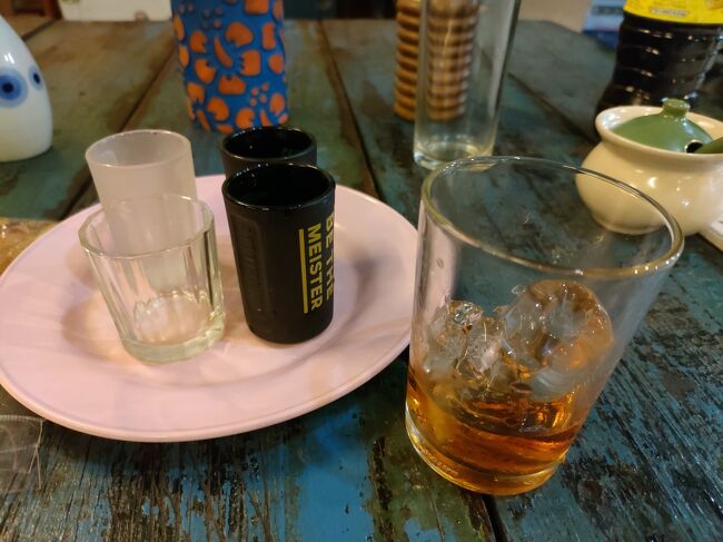 お代わり頼むとグラスが出てくるのでこんな状況に(笑)<br /><br />その後、ボトルが空きそうだからと、ママから1ショット追加でサービスもあり幸せ～！