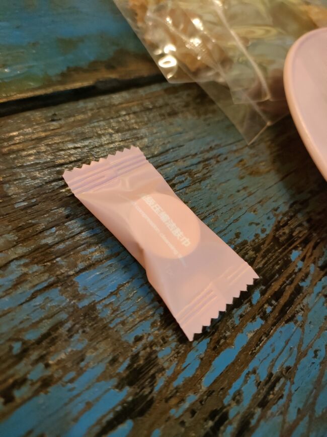 これも差し入れ。<br />どう見てもラムネでしょ！<br /><br />で袋破って食べようとしたら慌てて止めるママ。<br />だってつまみでしょ！<br /><br />そしたらまママ水をたらすとウェットティッシュに早変わり！<br />おー！<br />これは便利だわ！<br />