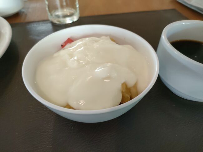 ヨーグルトオンザカットフルーツも外せない。<br />コーヒーとともに。