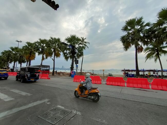 14:00頃までプールサイドでのんびりしてたので、レートの良い両替屋さん探しついでにビーチロードをセントラルショッピングモールまで歩いて行きます。<br />AISショップでSIMの手続きもしたいので～<br /><br />少し曇りがち。<br /><br />出掛ける前に前日予約したサメットツアーの応答がないので、電話掛けて確認してもらうと参加人数が足らなくてキャンセルとのこと。連絡ないんだもん！<br />で次の催行確定日は14日だそうで、もう日本帰ってるし、ダメじゃん！ということで、こちらのサイトで予約入れたら返信メールがあり、翌日の準備は完了だと・・・<br />https://online-pattaya.com/pattaya-tours/koh-samet