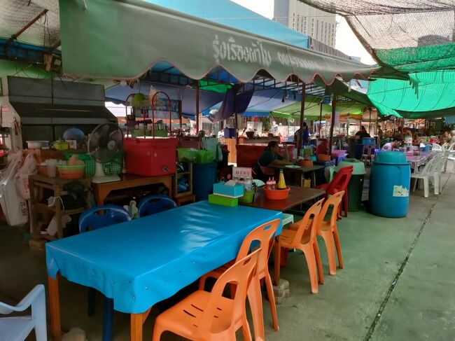 両替屋さんは前日の空港レートより少し良い1万円2555バーツで妥協して両替。<br />AISのSIM手続きは結構混んでて待たされましたが無事完了。<br /><br />からの以前来たジョーク屋さん辺りに来て見ました。<br />Googleマップでは閉店となってましたが、なんとなくやってるみたいなんです。<br />でも夕方になってたので残念ながら閉店だそうです。<br />