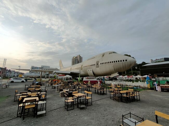 すると、なんじゃこりゃ！<br />宇宙船は着陸してるし、B747も着陸してるじゃないですか。<br />手前に屋台が30店舗ほどあってフードコート的に利用可能でした。