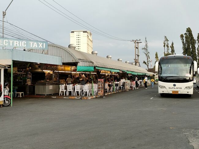お気に入りのアルカザールの駐車場脇の屋台。<br />だいたいお店は開いてて、お客さんも結構入ってました。<br />そしてアルカザールには開演時間に向けて結構な数のバスが入ってきてましたよ。