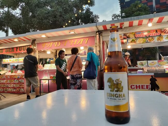 BigCに来たものの、手前の建物内はテナントがほぼいない寂しい状況になってました。奥のBigCも空いてましたね。<br /><br />ちょっとお腹が空いてきたので、中にフードコートあったのですが、なんとなく寂しい雰囲気だったのでセカンドロード沿いの賑やか目のところでディナーします。<br /><br />シンハー大100バーツなのでOKでしょう。