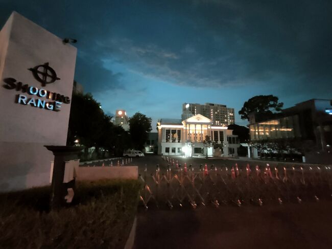 帰り道のティファニーズショー。<br /><br />お休みというより閉鎖中に見えるんですが。