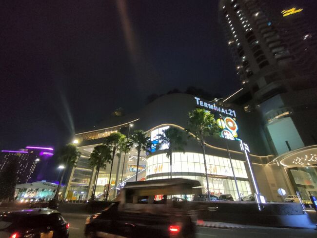 ターミナル21には出入りするお客さん多かったです。<br /><br />フードコートカードの残高あったんですが、結局入店も利用もしなかったです。