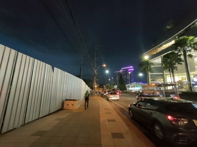 だって、ターミナル21効果とコロナが相まって、その向かいにあったお気に入りのマッサージ屋さんとかいろんなお店が相当な広さにわたって取り壊しの工事現場なってるんですから。