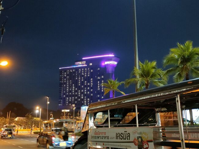 宇宙船は夜も目立ちますね。<br />まだ調べてないし、予約サイトでも見かけませんでしたが高いんだろうな～。