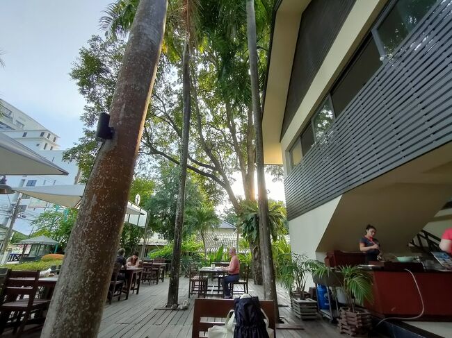 11月8日朝7:00サメット島に行く準備をしてピックアップ待ってます。<br />朝食が7:00からなんですよねー。(泣)