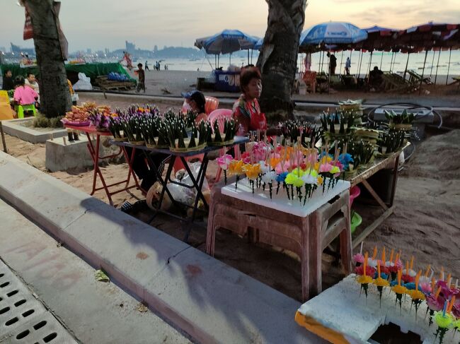 そう、直前まで知らなかった知らなかったけど、今夜と明日はロイクラトン祭りなのです。<br /><br />チェンマイはロイクラートンと言って大きなランタンを空に飛ばしますが、川もないパタヤでは灯籠(クラトン)を海に浮かべます。<br /><br />の灯籠売ってますね。