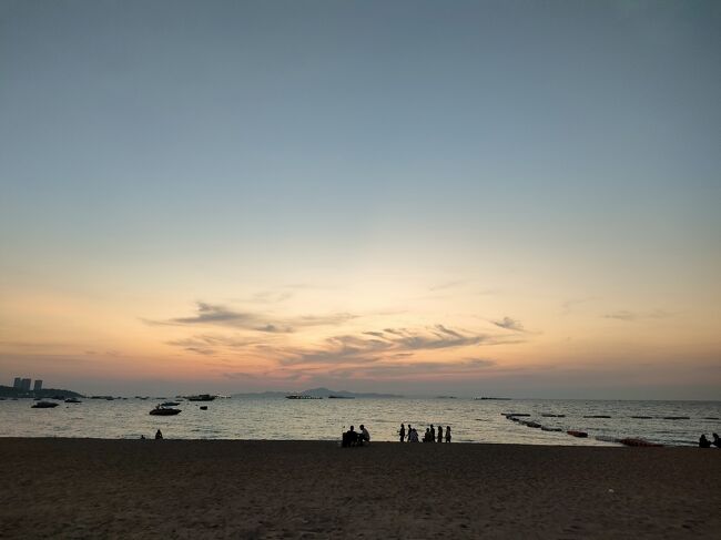 砂浜が広くなってて、きれいなのはきれいなのですが、砂浜に貝殻やら混ざってて、砂が痛いです。だいたいどこでもそうでした。