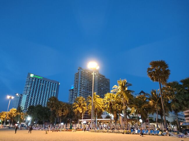 そして今夜は皆既月食なのです。<br />方向的にはビーチの反対側に見えるはずなのですが、ホテルやら建物で昇ってきたところの月が発見出来ません！