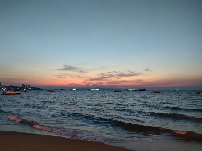 夕暮れの海も好きだわー<br /><br />澄んでる水中が一番好きだけど(爆)