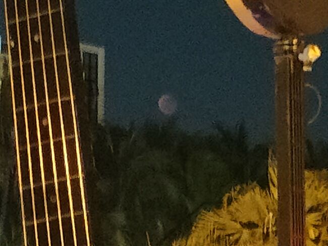 ちょうど皆既月食中の月を見ることができました！<br />メッチャラッキーです！<br /><br />タイでは皆既月食はすごく縁起が良いものとされています。<br />それはなくなった月が明かりを取り戻し新しいことが始まると理解されているからだそうです。<br /><br />実は晴れ男、来年から晴れ爺やに変わります。そうです年明けととに還暦を迎えます。そして定年退職なのでただいま絶賛求職活動中でもあります。（海外来てる場合か！(爆)）<br />なので、この月を見て、きっと新しい良いことに巡り会うと思い込むことにしました。運気が上がるぞー！(笑)