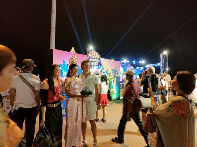 お、いいですね～<br />素敵なドレス着て灯籠持って綺麗ですね～