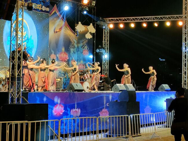 ステージもあり、いろいろやってました。<br />ただ今民族舞踊お披露目中です。