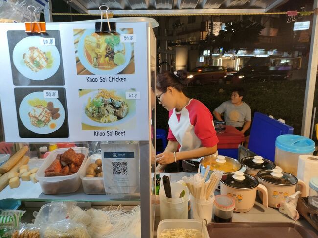 で、灯籠はいつ浮かべるのか分からないので、軽く晩ご飯食べにセントラルショッピングセンタの中の屋台へ。<br /><br />カオソーイありました！<br />チェンマイ行けないのでこちらでいただきます。