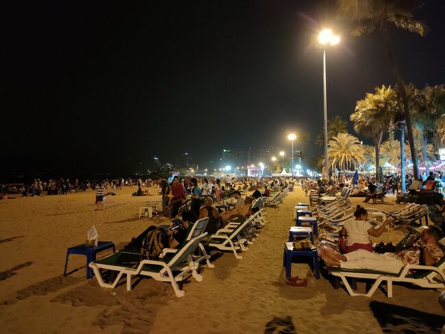 そしてビーチに戻ってみるとたたんであったサマーベッドが・・・<br /><br />寝っ転がりたいんですけどー！<br />空きがない！