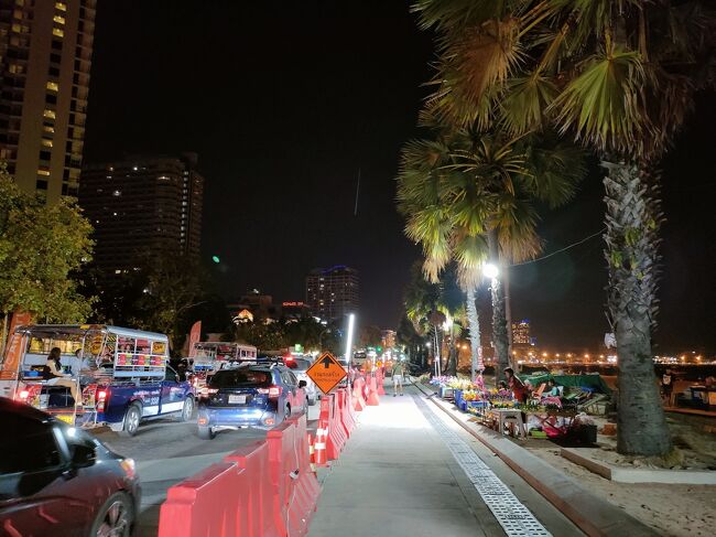 ホテルへ帰り道です。<br /><br />灯籠を持ったお爺ちゃんがお婆ちゃんと手を繋いで海に向かっていく姿を目にしたら、何故か涙が出てきました。長年二人で灯籠流してきた信心深い老夫婦、とても幸せそうに見えました。<br /><br /><br />この到着日とその後2日間は予期せぬこともありましたが、目的のプールサイドでのんびりで充実し、皆既月食見えて、ロイクラトン祭り見られて、〆に幸せそうな老夫婦にもお逢いできてすごく良い気持ちで滞在ができました。<br /><br />続き(これでもかサメット島)は続編にて。<br /><br />ご覧いただいた皆さま、ありがとうございました。