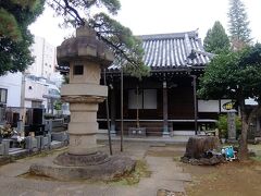 瑠璃光寺高福院の本堂とその前の大灯籠