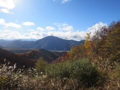 標高981m。
桧原湖、小野川湖、秋元湖の「裏磐梯三湖」を一望することができるビュースポット