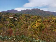 鳴子峡レストハウス前にて。
紅葉率は6割ほど、ここからでも充分に楽しめさうだが、ベストスポットを探してみたい。