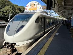 関西空港から日根野駅で特急白浜に乗り換えて、白浜駅へ。
関西空港から乗る際パスモで乗ったため、特急券は持っていなかったのですが、
搭乗後に車掌さんに話しかけてその場で発行してもらいました。
席としてはそこまで混んでなく、搭乗率半分ぐらい？
和歌山駅で降りる人が多めで半分近くそこで降りました。

