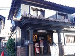 野口英世青春館

１階で入場料２００円を支払い、２階へ上がります。
階段は狭いので気を付けて登ります。
