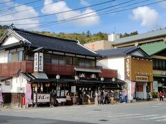 「おくに」さんの両隣には、老舗「八雲」と、観光センターの「いずも」が並びます。