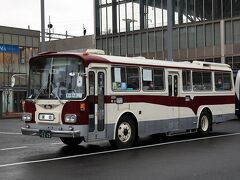 旭川駅に10:25に到着して駅前バスターミナルで空港からやってくるモノコックバスを待ちます。
普段の士別周辺で走るモノコックバスがこうやって都会？の旭川までやって来るのは珍しいので駅バックで撮影します。

すると偶々居合わせたバスマニアが興奮して追いかけてきました。