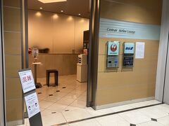 保安検査後のエアラインラウンジ
入り口に混雑と。
そりゃ2社共用で2社ともポイント2倍しているので会員数増えますよね。
プレミアムラウンジより狭いのはどうにかしていただきたいところ。