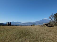 ドラマのアングルはこんな感じかな。ちょうど二人が座っているあのベンチに主人公たちが座っていましたね。
ここから見える麓のお店がドラマ舞台の設定になっているのですが、実際には見えません。ただこの山の近くにあるので次はそこへ向かいます。