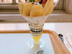 今回の旅のテーマは、門司港のバナナを探す旅なので、焼きバナナパルフェを注文。　生のバナナはもちろん、キャラメリゼされた焼きバナナもねっとりしててめっちゃ美味しかったです!

他にも色々なフルーツのパフェメニューがあり、フルーツによってはパルフェも時価でした。