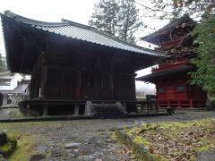 先ずは最古の四本龍寺へ、日光三社には含まれていないようで、訪れる人は少なく、静寂の中に古いお堂と立派な三重の塔がありました