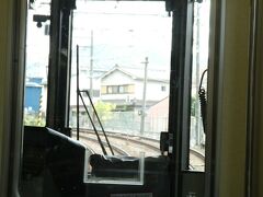 京阪京津線。京阪なんだから京阪三条駅から乗ればいいものの、地下鉄東西線三条駅から乗車をしてしまう。御陵駅で乗り換え。「ごりょう」ではなく「みささぎ」。
いやしかし京都の地下は深い！張り巡らせているわけでもないのに、深すぎ。地下鉄は大阪メトロの御堂筋線メインの人間。なんて浅い地下なんだろう。御堂筋、ありがたや。