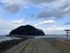 夏泊崎の突端には鳥居がポツンとあり、その先に大島に渡る橋が架かっています。