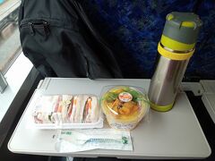東京駅からスタートです。朝食は、いつものNEW DAYSで購入したカボチャの冷製スープ、浅野屋のクラブハウスサンドイッチ、自宅から持ち込んだホットコーヒです。