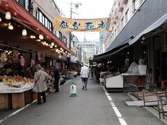 仙台朝市
駅2階出口から続くデッキを小型スーツケースをゴロゴロ引きながら西側に進むこと5～6分。
海産物を取り扱う東京で言うアメ横的な地区でしょうか。