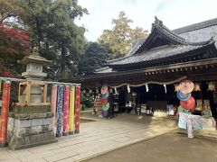 カラフルな装飾は七五三用でしょうか、関東瑞古の八幡宮はイメージしていたのと違ってポップでした