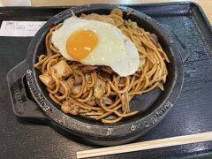 お昼はぼてじゅうのミックス焼きそば的なメニューにしました　LCCターミナルのフードコートで1,000円超えって高いわ
麺が太くて甘くて、自分の中の焼きそばとはちょっと違ってましたね

出国しようとしたら、セキュリティチェック付近には、中で飲食店は営業してないと書かれた案内がいっぱいありました
必要な方はフードコートかローソンで